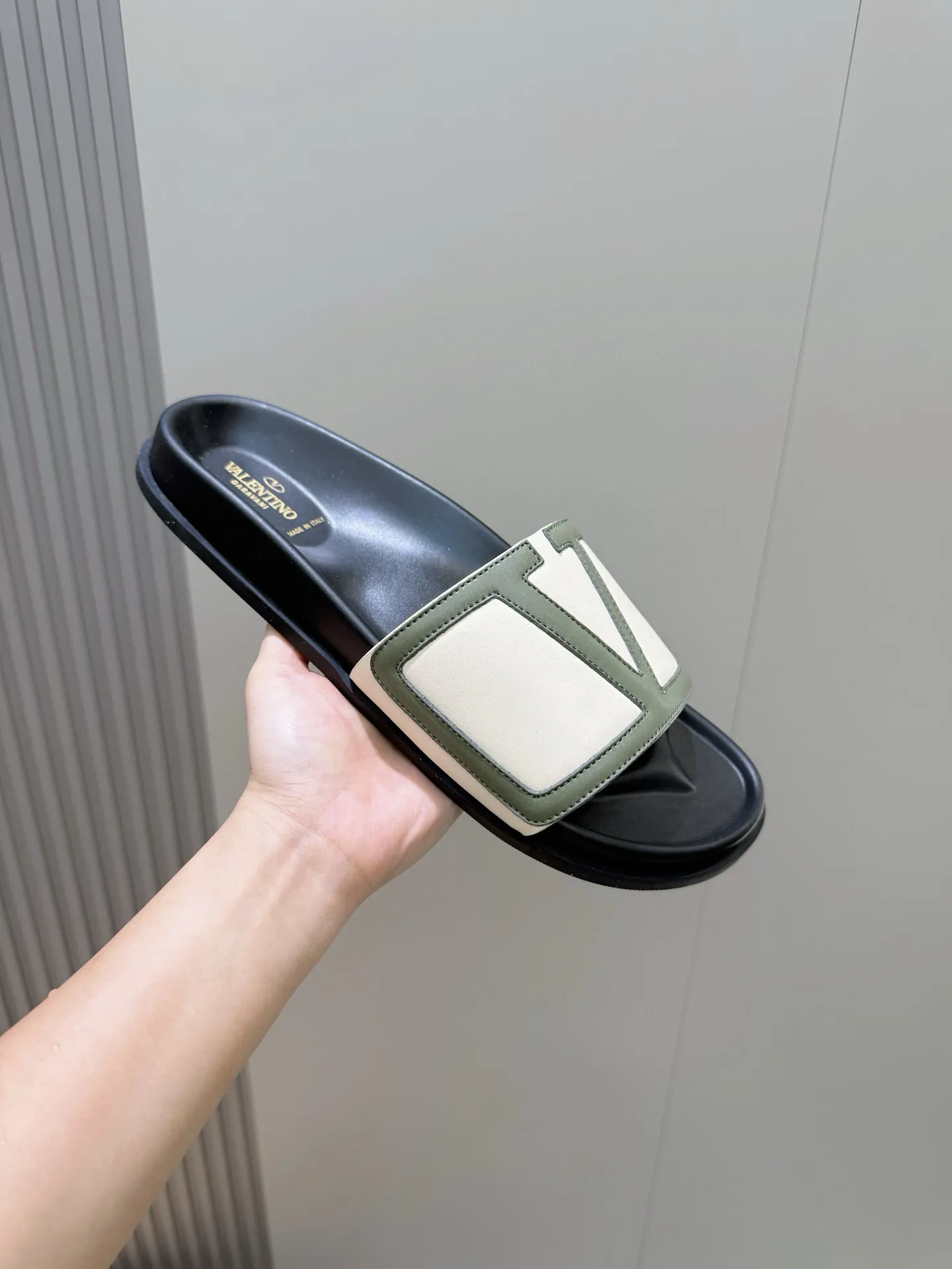 [VALENTINO] Top P: 540💰 Size: 39-44 (customized at 38.45) 🆕2025VLT — Valentino’s latest summer men’s slippers. The use of imported cowhide elements on slippers has been sublimated! It is worthy of recognition both visually and in terms of quality. Excellent quality, comfortable and durable! The embellishment of the perforated V hardware on the toe adds a sense of fashion! Cowhide feet